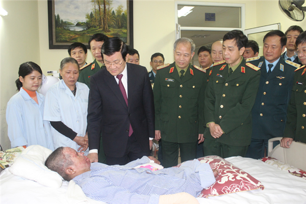 Chủ tịch nước Trương Tấn Sang hoan nghênh các y, bác sỹ Viện Bỏng Quốc gia